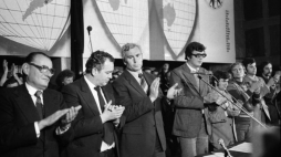 Podpisanie Porozumienia Jastrzębskiego między prezydium Międzyzakładowego Komitetu Strajkowego z przewodniczącym Jarosławem Sienkiewiczem (4L), a komisją rządową pod przewodnictwem ministra przemysłu maszynowego Aleksandra Kopcia (3L);  nz. m.in. przywódcy strajku w Jastrzębiu - Tadeusz Jedynak (3P) i Stefan Pałka (4P). 03.09.1980 r. Fot. PAP/CAF/S. Jakubowski 