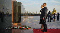 Prezydent Andrzej Duda z małżonką Agatą Kornhauser-Dudą podczas ceremonii złożenia wieńca przed pomnikiem upamiętniającym polskie ofiary Akmolińskiego Obozu Żon Zdrajców Ojczyzny w Astanie. Fot. PAP/M. Obara 