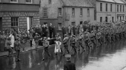 Uroczystość wręczenia sztandaru 1 Samodzielnej Brygadzie Spadochronowej - defilada Brygady. 1944 r. Fot. NAC