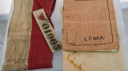 Notatnik z zapiskami uczestniczki Powstania Warszawskiego Zofii Odechowskiej ps. Lenka, powstańcza opaska oraz numer obozowy 01965 uczestniczki Powstania Warszawskiego Apolonii Osuchowskiej na wystawie "Odezwała się ziemia" otwartej z okazji 78. rocznicy pierwszego transportu więźniów do obozu koncentracyjnego Stutthof w Muzeum Stutthof w Sztutowie. Fot. PAP/R. Jocher 