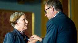 Prezes IPN dr Jarosław Szarek i Zofia Mężydło podczas uroczystości wręczenia Krzyży Wolności i Solidarności. Toruń, 08.09.2017. Fot. PAP/T. Żmijewski