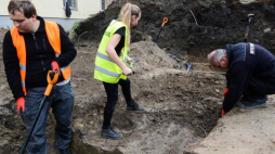 Szef Biura Poszukiwań i Identyfikacji IPN Krzysztof Szwagrzyk (P) na miejscu prac archeologicznych na terenie byłego więzienia przy ul. Rakowieckiej w Warszawie. 25.09.2017. Fot. PAP/J. Kamiński 