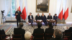 Debata "Teatr polski - tradycja i przyszłość" w Belwederze - od lewej: podsekretarz stanu w Kancelarii Prezydenta RP Wojciech Kolarski, prowadzący Jakub Moroz, pisarz Antoni Libera, dyrektor Agencji Kreacji Teatru TVP Ewa Millies-Lacroix, dziennikarz Antoni Buchała i filozof Dariusz Karłowicz. Fot. PAP/T. Gzell 