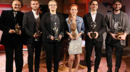 Laureaci nagród za debiuty w Teatrze Polskiego Radia - od lewej: Piotr Salaber, Piotr Dąbrówka, Izabela Żukowska, Agata Skórska, Otar Saralidze i Mateusz Pakuła. Fot. PAP/P. Supernak 