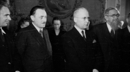 Od lewej: premier Tymczasowego Rządu Jedności Narodowej Edward Osóbka Morawski, prezydent Krajowej Rady Narodowej Bolesław Bierut, minister sprawiedliwości Henryk Świątkowski, wiceprezydent Krajowej Rady Narodowej (KRN) Stanisław Grabski. 1946 r. Fot. PAP/CAF/J. Baranowski