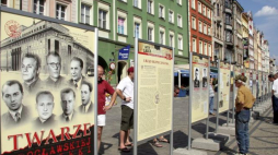 Wystawa IPN "Twarze wrocławskiej bezpieki". 2006 r. Fot. PAP/A. Hawałej 