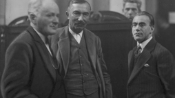 Oskarżeni w procesie brzeskim: Kazimierz Bagiński, Wincenty Witos i Herman Lieberman (stoją od prawej). Źródło: NAC