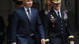 Prezydent Andrzej Duda podczas powitania przez rektora Akademii Wojskowej West Point gen. broni Roberta L. Caslena. 21.09.2017. Fot. PAP/R. Pietruszka 