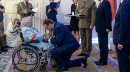 P.o. szefa Urzędu do Spraw Kombatantów i Osób Represjonowanych Jan Józef Kasprzyk (C) wręcza odznaczenie Bogusławie Markowskiej podczas obchodów Dnia Weterana Walk o Niepodległość RP i 78. rocznicy wybuchu II wojny światowej w Belwederze. Fot. PAP/M. Obara 
