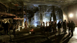 Turyści zwiedzają Komorę Kazimierza Wielkiego w zabytkowej części kopalni soli w Wieliczce. Fot. PAP/L. Muszyński 