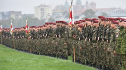 Żołnierze podczas zbiórki na krakowskich Błoniach z okazji 60. rocznicy powstania wojsk powietrznodesantowych w Siłach Zbrojnych oraz 80. rocznicy spadochroniarstwa wojskowego w Polsce. Fot. PAP/J. Bednarczyk 