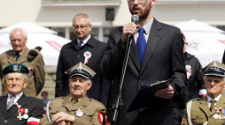 Prezes Związku Żołnierzy NSZ Karol Wołek podczas uroczystości związanych z 70. rocznicą defilady oddziału NSZ kpt. Henryka Flamego „Bartka”. Wisła, 03.05.2016. Fot. PAP/A. Grygiel 