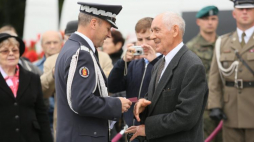 Prezes Krajowego Zarządu Związku Represjonowanych Politycznie Żołnierzy Górników Henryk Radecki (P) wręcza Krzyż Represjonowanych Politycznie Żołnierzy Górników dowódcy Garnizonu Warszawa gen. bryg. Robertowi Głąbowi. Fot. PAP/L. Szymański 