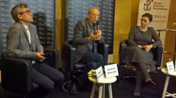 Dr hab. Marek Pacukiewicz (L), prof. Andrzej Mencwel (C) i dr dr Joanna Skolik podczas czwartkowej debaty w ramach Warszawskiego Festiwalu Conradowskiego. Fot. M. Szukała