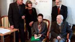 Dyrektor Archiwum Akt Nowych Tadeusz Krawczak (P góra), darczyńcy - Henryk Borys (L) i Maria Kern-Jędrychowska (2L) oraz kombatanci Alina Wiśniewska (C) i Wojciech Świątkowski (P dół) podczas prezentacji przekazanego archiwum dowódcy Batalionu "Parasol", cichociemnego Adama Borysa. Fot. PAP/J. Kamiński