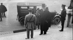 Szef węgierskiej delegacji hrabia Albert Apponyi przed siedzibą francuskiego MSZ. 04.06.1920. Źródło: Wikimedia Commons