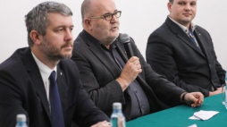 Zastępca dyrektora Muzeum Powstania Warszawskiego dr Paweł Ukielski (L), dyrektor Państwowego Muzeum Archeologicznego Wojciech Brzeziński (C) i Paweł Fedorowicz (P) z Metra Warszawskiego. Fot. PAP/R. Guz 