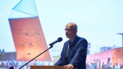 Wicedyrektor Muzeum II Wojny Światowej w Gdańsku prof. Grzegorz Berendt podczas prelekcji "Muzeum II Wojny Światowej w Gdańsku: perspektywy i wyzwania". Fot. PAP/A. Warżawa 