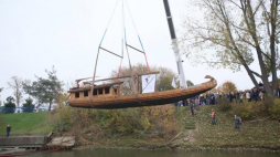 Wodowanie szkuty "Dar Mazowsza" w Porcie Czerniakowskim w Warszawie. Fot. PAP/L. Szymański 
