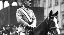 Obchody Święta Niepodległości na placu Saskim w Warszawie. Marszałek Józef Piłsudski przyjmuje defiladę, listopad 1926. Źródło: NAC