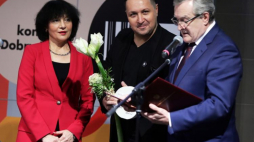 Wicepremier, minister kultury i dziedzictwa narodowego Piotr Gliński (P), prezes IWP Bożena Gargas oraz Albert Salamon, który odebrał nagrodę dla firmy TTMM za kolekcję aplikacji zegarkowych podczas gali wręczenia nagród „Dobry Wzór”. Fot. PAP/T. Gzell 