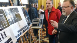 Anna Skołożyńska-Cieciera - współautorka zwycięskiego projektu na ekspozycję stałą Muzeum Żołnierzy Wyklętych i Więźniów Politycznych PRL oraz dyrektor Muzeum Jacek Pawłowicz przy nagrodzonym projekcie. Fot. PAP/R. Pietruszka
