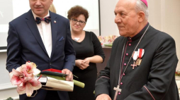 Bp Edward Frankowski uhonorowany Krzyżem Wolności i Solidarności oraz nagrodą "Świadek Historii", dyrektor rzeszowskiego Oddziału Instytutu Pamięci Narodowej dr Dariusz Iwaneczko (L). Fot. PAP/D. Delmanowicz 