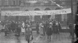 Lata 30. Pikieta Obozu Narodowo-Radykalnego przed gmachem Politechniki Lwowskiej z żądaniem wprowadzenia getta ławkowego. Źródło: Wikipedia Commons/Muzeum POLIN