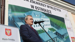 Wicepremier, minister kultury Piotr Gliński podczas uroczystości poświęcenia i wmurowania kamienia węgielnego pod przebudowę budynku Muzeum Żołnierzy Wyklętych w Ostrołęce. Fot. PAP/P. Supernak 