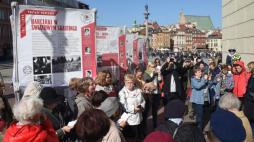 Otwarcie wystawy "Emancypantki czy siłaczki? Polskie harcerki w latach 1911-1949", zorganizowanej z okazji Światowych Dni Polskiej Harcerki na pl. Zamkowym w Warszawie. Fot. PAP/R. Pietruszka