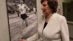 Irena Szewińska podczas wernisażu wystawy fotografii sportowej Eugeniusza Warmińskiego w Centrum Olimpijskim w Warszawie. 09.2017. Fot. PAP/B. Zborowski 