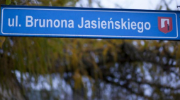 Tabliczka z nazwą ulicy Brunona Jasieńskiego w Klimontowie. 2013 r. Fot. PAP/M. Walczak 