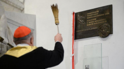 Uroczystość odsłonięcia tablicy pamiątkowej poświęconej Bohaterom Powstania Warszawskiego w Katedrze św. Jana Chrzciciela w Warszawie. Tablicę poświęcił metropolita warszawski kardynał Kazimierz Nycz. Fot. PAP/J. Turczyk 