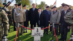 Weterani 1. Polskiej Dywizji Pancernej i szef Urzędu ds. Kombatantów i Osób Represjonowanych Jan Józef Kasprzyk przy grobie gen. Stanisława Maczka. Źródło: Źródło: Urząd ds. Kombatantów i Osób Represjonowanych