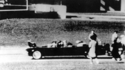 Zdjecie z czarobialego filmu nakreconego przez Orvillo Nixa dot.zabojstwa prezydenta USA Johna F.Kennedy'ego. W lewym gornym rogu odciety biala ramka czlowiek , ktory strzela w strone limuzyny prezydenta. Fot. PAP/CAF 