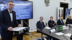 Wicemarszałek Senatu Maria Koc (P), przewodniczący komisji, senator PiS Jarosław Rusiecki (2P), Centralna Biblioteka Wojskowa w Warszawie, dr Bartłomiej Bydoń (L), ks. dr hab. Maciej Bała (3P) z UKSW, historyk Jan Żaryn (4P) podczas konferencji naukowej "Tadeusz Kościuszko - symbol polskiej wolności" zorganizowanej przez senacką Komisję Obrony Narodowej. Fot. PAP/R. Guz