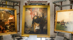 Obrazy „Kościuszko w West Point” (C) Bolesława Jana Czedekowskiego, „Lisowczycy: strzelanie z łuku” (P) Józefa Brandta oraz „Gamrat i Stańczyk” (L) Jana Matejki zaprezentowane na spotkaniu prasowym dot. wystawy malarstwa polskiego w Łazienkach Królewskich w Warszawie. Fot. PAP/J. Kamiński 