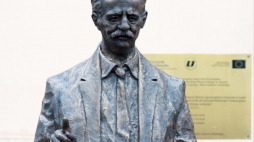 Pomnik profesora Tadeusza Kotarbińskiego odsłonięty 3 bm. przed budynkiem Rektoratu Uniwersytetu Łódzkiego. Fot. PAP/G. Michałowski