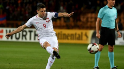 Piłkarz reprezentacji Polski Robert Lewandowski strzela gola podczas meczu grupy E eliminacji mistrzostw świata Armenia-Polska. Erywań. 05.10.2017. Fot. PAP/B. Zborowski 