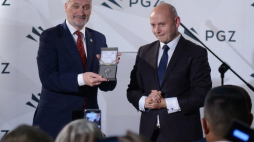 Minister obrony narodowej Antoni Macierewicz (L) i dyrektor Muzeum Henryka Sienkiewicza Maciej Cybulski podczas inauguracji działalności Fundacji Polskiej Grupy Zbrojeniowej - przekazania darowizny na zakup rękopisów kart "Potopu" dla Muzeum Henryka Sienkiewicza. Fot. PAP/J. Kamiński 