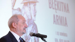 Minister obrony narodowej Antoni Macierewicz podczas międzynarodowej konferencji naukowej "Błękitna Armia i jej dowódca gen. Józef Haller" na Zamku Królewskim w Warszawie. Fot. PAP/J. Turczyk 