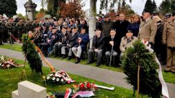 Uroczystości na Polskim Honorowym Cmentarzu Wojskowym w Oosterhout z okazji 73. rocznicy wyzwolenia Bredy przez 1. Dywizję Pancerną gen. Stanisława Maczka. Źródło: Urząd do Spraw Kombatantów i Osób Represjonowanych