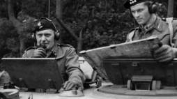 Gen. Stanisław Maczek (L), rtm. T. Wysocki podczas ćwiczeń 1 Dywizji Pancernej przed inwazją na kontynent. Scarborough, 07.1944. Fot. NAC