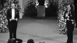 Szwecja, Sztokholm, 10.12.1980. Czesław Miłosz (L) podczas ceremonii wręczenia Nagrody Nobla w dziedzinie literatury. Fot. PAP/CAF