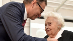 Prezes Instytutu Pamięci Narodowej dr Jarosław Szarek wręcza nagrodę honorową "Świadek Historii" Marii Mireckiej-Loryś (P) w Podkarpackim Urzędzie Wojewódzkim w Rzeszowie. Fot. PAP/D. Delmanowicz 