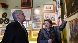  Marszałek Senatu RP Stanisław Karczewski (L) podczas zwiedzania Muzeum Polskiego w Rapperswilu. Fot. PAP/J. Kamiński