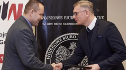Dyrektor Muzeum II Wojny Światowej w Gdańsku Karol Nawrocki (L) i dyrektor Wojskowego Biura Historycznego Sławomir Cenckiewicz (P) podpisali porozumienie o współpracy pomiędzy Muzeum II Wojny Światowej w Gdańsku a Wojskowym Biurem Historycznym. Fot. PAP/A. Warżawa