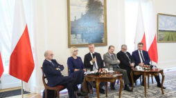 Prof. Włodzimierz Suleja (L), dr hab. Urszula Oettingen (2L), prof. Janusz Cisek (3L), prof. Grzegorz Nowik (3P), prof. Michał Klimecki (2P) oraz prof. Mariusz Wołos (P) podczas debaty historyków ,,Przede wszystkim legiony... Czyn zbrojny 1914-1918” w Belwederze. Fot. PAP/L. Szymański 