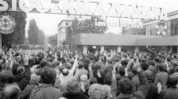 Protest załogi Stoczni Gdańskiej w odpowiedzi na podjętą przez Sejm PRL delegalizację NSZZ Solidarność Gdańsk 12.10.1982. Fot. PAP/J. Morek 