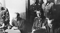 Podpisanie układu o zaprzestaniu działań wojennych w Warszawie. Ożarów Mazowiecki, 02.10.1944 r. Fot. PAP/CAF